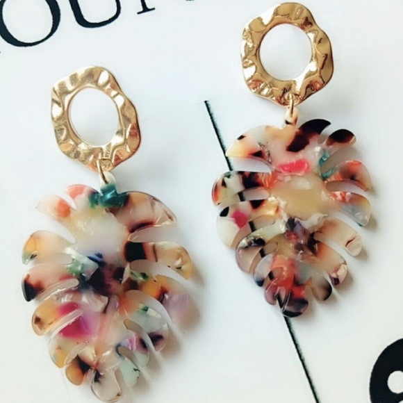 New leaf acrylic dangle gold acrylic earrings - Picture 3 of 7